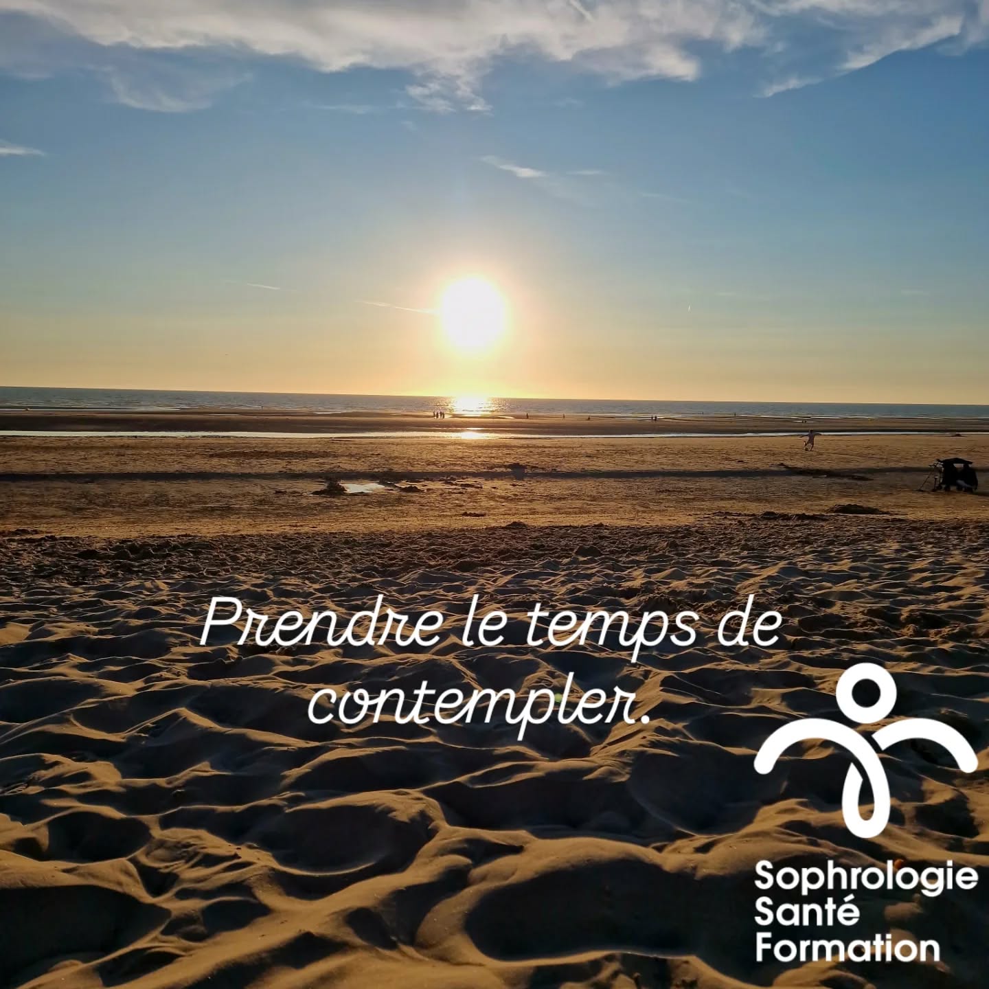 Couchant sur une plage de sable fin avec la phrase 'Prendre le temps de contempler' et le logo de Sophrologie Santé Formation.