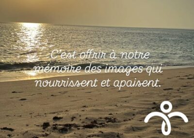 Coucher de soleil sur une plage déserte avec la citation 'C'est offrir à notre mémoire des images qui nourrissent et apaisent' et le logo de Sophrologie Santé Formation.