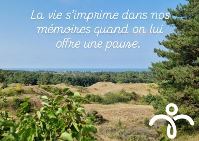 Paysage naturel verdoyant avec la citation 'La vie s’imprime dans nos mémoires quand on lui offre une pause' et le logo de Sophrologie Santé Formation.