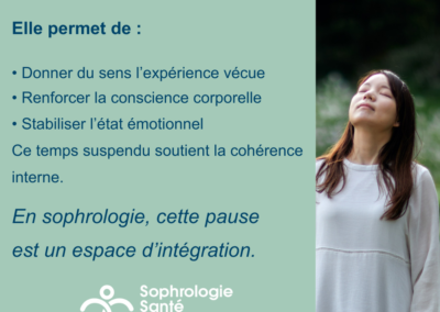 Femme en posture de sophrologie illustrant les bienfaits de la pause naturelle : sens de l'expérience vécue, conscience corporelle renforcée et stabilité émotionnelle