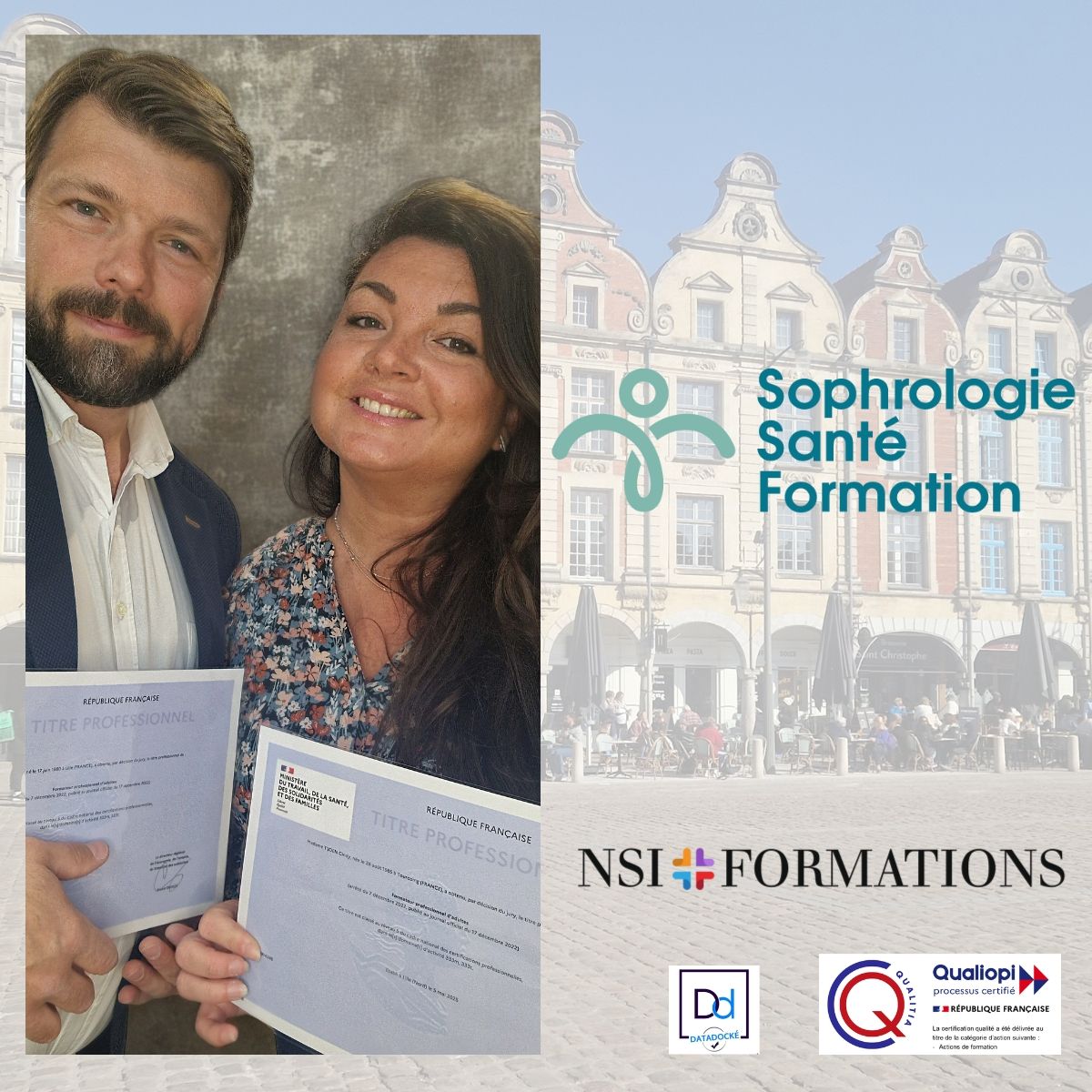 Sophrologie Santé Formation : des formateurs certifiés reconnus et engagés à Arras pour des formations d’excellence Photo de deux formateurs de Sophrologie Santé Formation tenant leurs titres professionnels certifiés par l'État, avec en arrière-plan la Grand-Place d'Arras et les logos Qualiopi, Datadock et NSI Formations