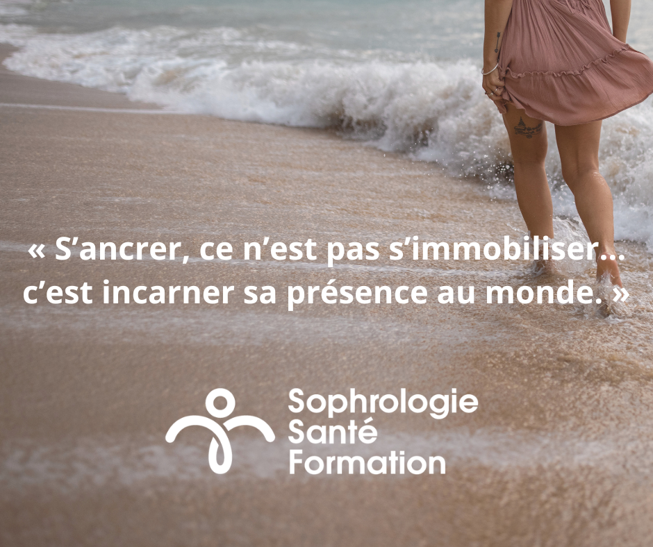 S’ancrer en sophrologie : incarner sa présence au monde pour un équilibre durable Photo d'une personne marchant sur une plage avec la citation : 'S’ancrer, ce n’est pas s’immobiliser… c’est incarner sa présence au monde.' - Sophrologie Santé Formation